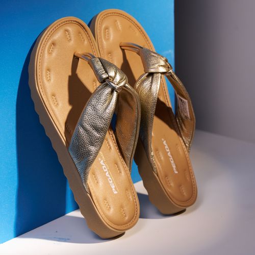 Chinelo Pegada Feminino em Couro Ouro 231402-01