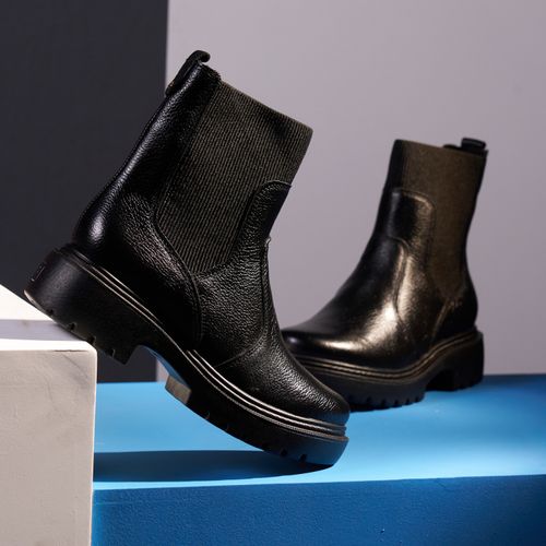 Coturno Pegada Feminino em Couro Preto Cano Curto 282407-04