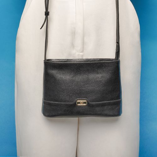 Bolsa Pegada Feminina Tiracolo em Couro Preto BO210015-01