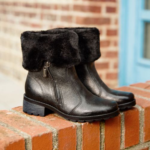 Bota Pegada Feminina em Couro Preta Cano Curto com Pelos 281495-03